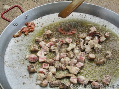 Recepta de cuina de Paella de carn i marisc feta amb llenya de ceps de vinya